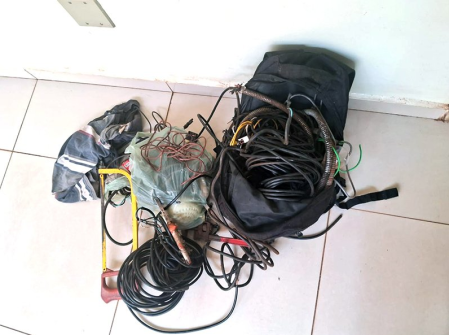 IndivÃ­duo Ã© abordado com fios e outros objetos e acaba preso por furto em Bastos