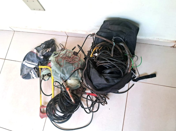 Indivíduo é abordado com fios e outros objetos e acaba preso por furto em Bastos