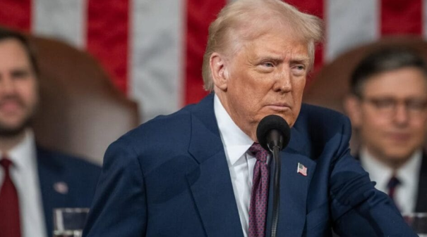 Trump anuncia tarifas sobre produtos farmacêuticos, móveis e caminhões pesados