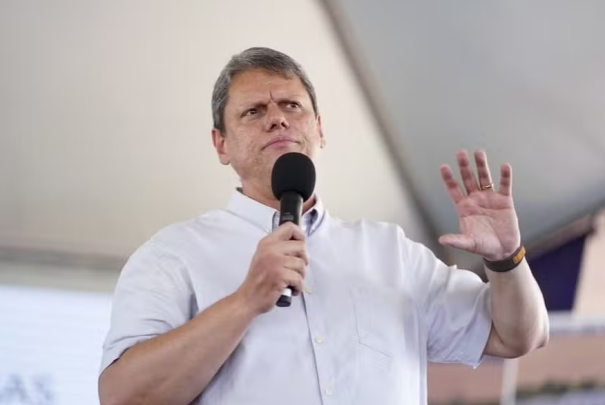 Em conversas reservadas, Tarcísio avisa que está fora da disputa presidencial em 2026, diante de uma direita fragmentada