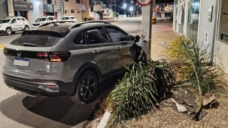 Motorista possivelmente embriagado choca-se contra poste na Avenida Tamoios