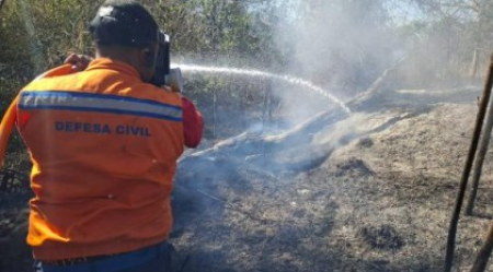Bombeiros combatem dois incÃªndios simultÃ¢neos em ParapuÃ£ no fim de semana