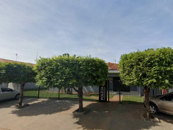 Mulher usa enxada para se defender de agressão após quase ser atropelada no interior de SP