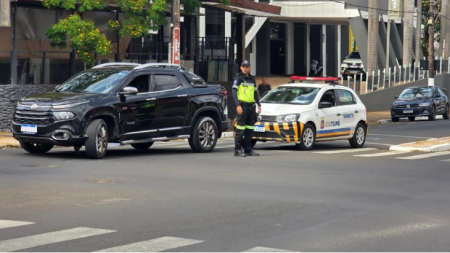 Motorista perde o controle e choca-se contra palmeira na Avenida Tamoios em TupÃ£