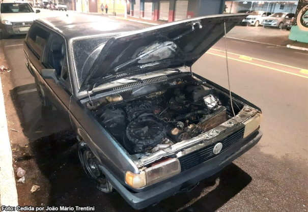 Corpo de Bombeiros combate princípio de incêndio em veículo no centro de Tupã