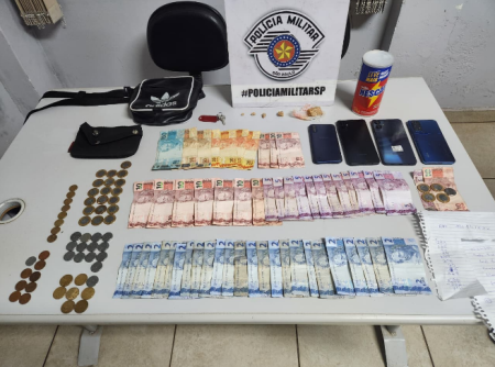 Casal Ã© preso vendendo crack em residÃªncia e com pochete contendo R$ 516