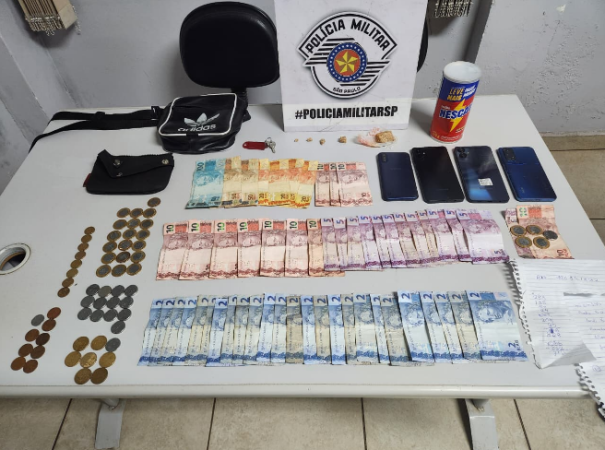 Casal é preso vendendo crack em residência e com pochete contendo R$ 516