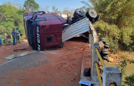 Carreta tomba e fica pendurada na ponte do Rio do Peixe em vicinal que liga TupÃ£ Ã  QuatÃ¡