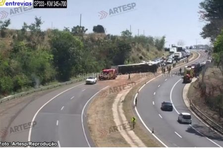 Carreta carregada com 30 toneladas de enlatados tomba na SP-333 em MarÃ­lia