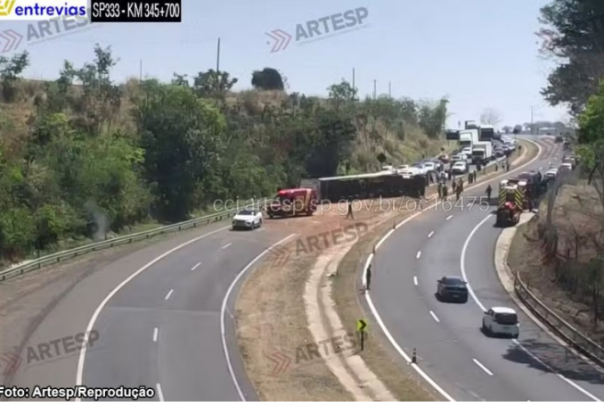 Carreta carregada com 30 toneladas de enlatados tomba na SP-333 em Marília