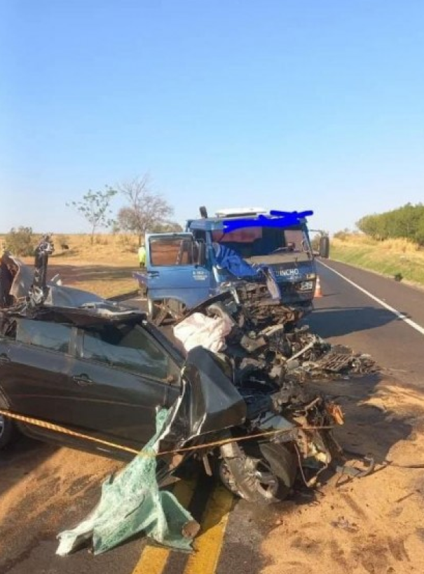 Jovem morre em acidente entre carro e caminhão em Martinópolis
