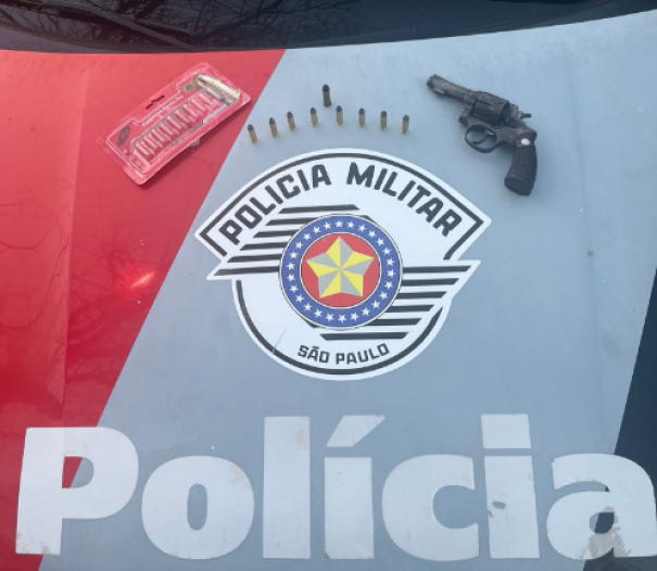 Polícia Militar apreende arma de fogo e prende suspeito após disparos em via pública em Salmourão
