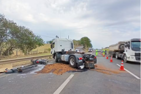 Acidente entre caminhÃ£o, carro e moto deixa trÃ¢nsito lento na Rodovia Raposo Tavares, em Presidente Prudente