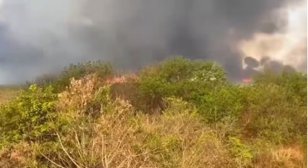 Oito caminhÃµes-pipa sÃ£o usados para combater incÃªndio em canavial entre Dracena e JunqueirÃ³polis