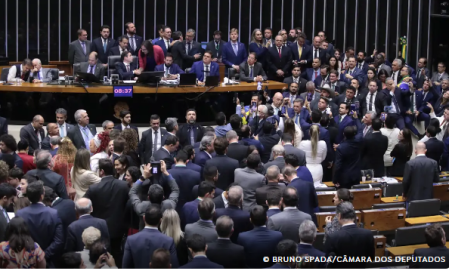 CÃ¢mara aprova urgÃªncia para projeto de anistia a golpistas