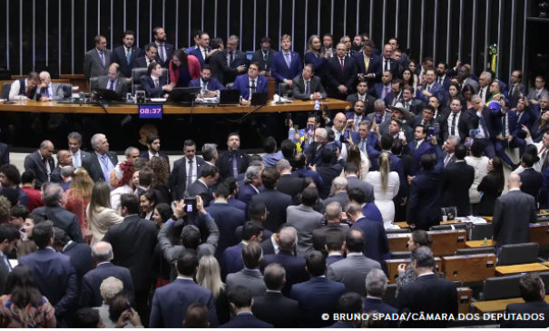 Câmara aprova urgência para projeto de anistia a golpistas