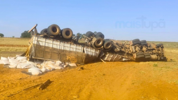 Motorista fica preso nas ferragens em tombamento em Arco-Íris