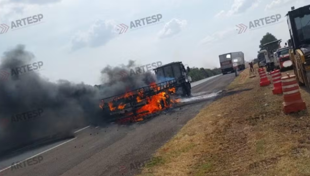 Carreta pega fogo e causa interdição parcial na Raposo Tavares em Rancharia