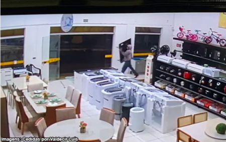 LadrÃ£o quebra porta de vidro e furta TV de loja no centro de Bastos na madrugada de domingo 