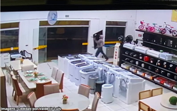 Ladrão quebra porta de vidro e furta TV de loja no centro de Bastos na madrugada de domingo 