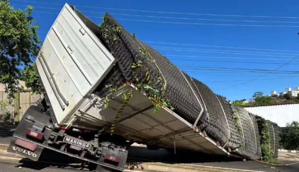 Carreta carregada de telas de aço tomba em avenida de Presidente Prudente