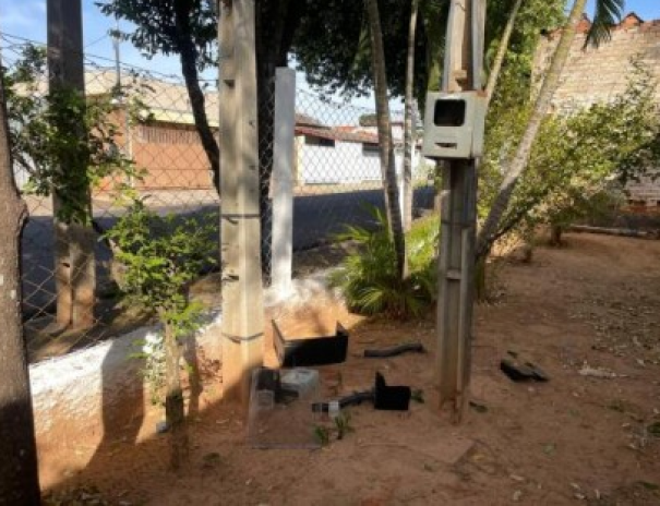 Bandidos furtam padrão de energia de campo de futebol no Jardim Alvorada em Osvaldo Cruz