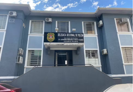 Pedestres sÃ£o atropelados por motociclista bÃªbado durante travessia de avenida em Presidente Prudente