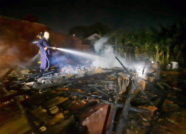 Incêndio destrói residência de madeira no Jardim Itatiaia, em Bastos