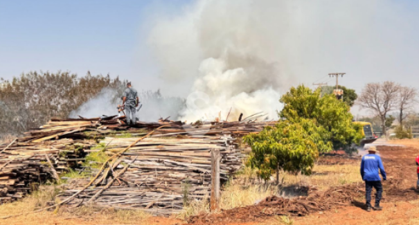 Incêndio atinge depósito de madeira ao lado de madeireira em Adamantina