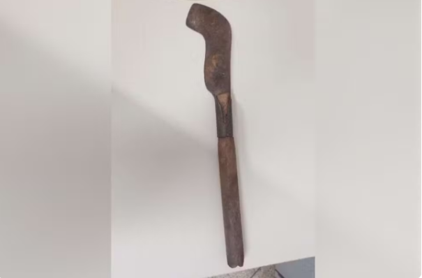 Homem é preso por agredir companheira com soco no rosto e ameaçá-la com foice em Presidente Prudente