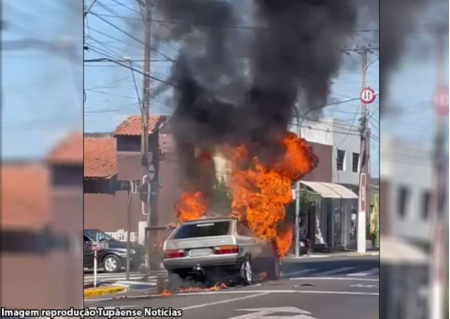 IncÃªndio em veÃ­culo assusta motoristas e pedestres no centro de tupÃ£