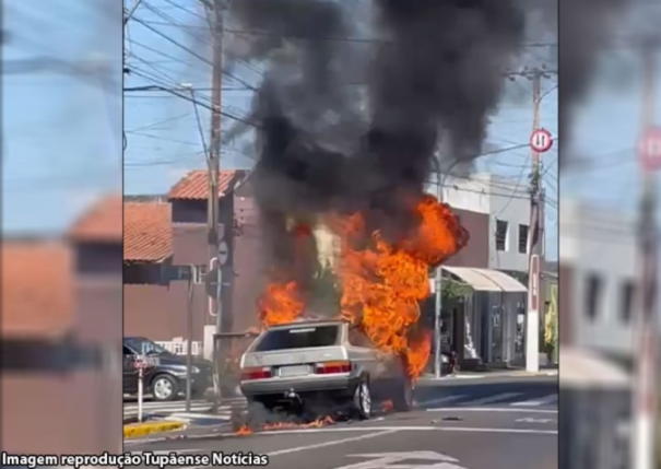 Incêndio em veículo assusta motoristas e pedestres no centro de tupã