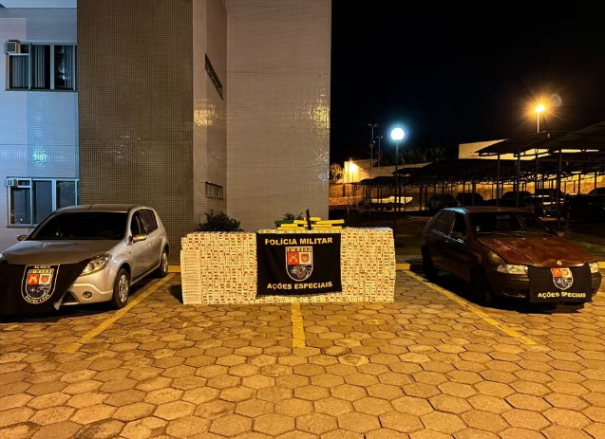 Polícia apreende maços de cigarro e prende dupla suspeita de tráfico internacional de drogas e contrabando