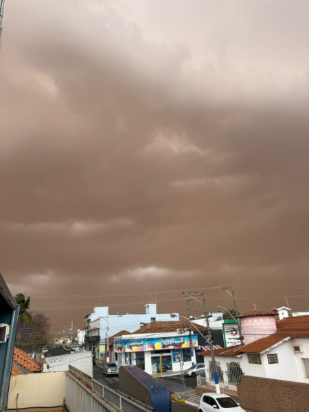 Osvaldo Cruz registra cÃ©u amarronzado e alerta para poeira e ventania