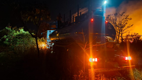 Bombeiros combatem incêndios em Osvaldo Cruz próximo ao Distrito Industrial
