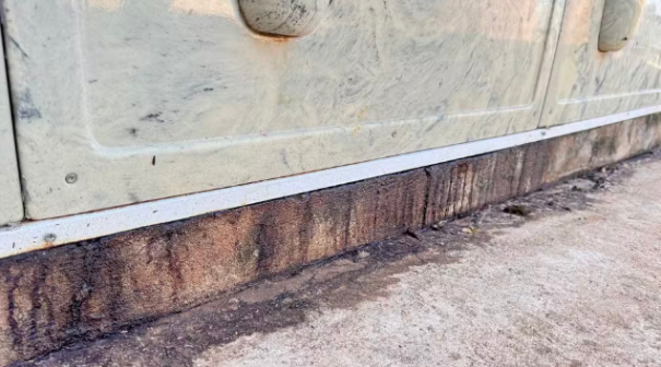 Falta de vedação em túmulos causa vazamento em cemitério de Adamantina 