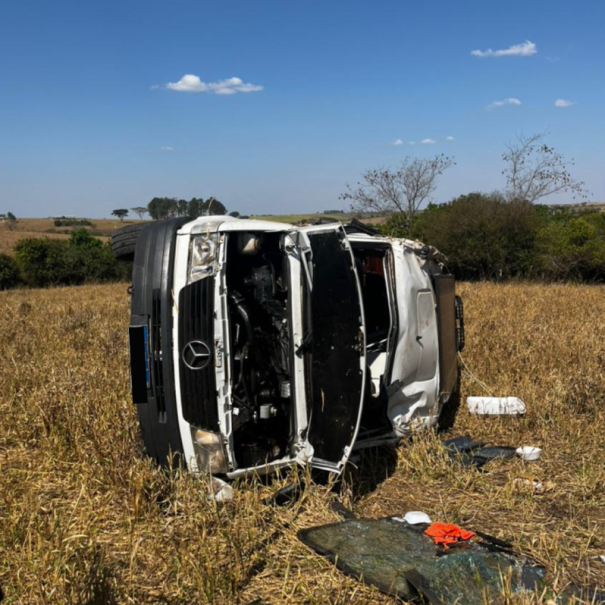 Capotamento de veículo van na SP-425 no município de Rinopolis