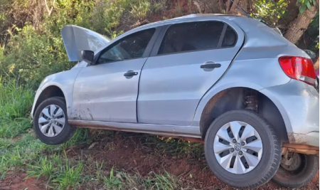 Motorista fica presa Ã s ferragens apÃ³s bater carro contra Ã¡rvore em MartinÃ³polis