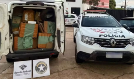 UtilitÃ¡rio abarrotado de caixas com relÃ³gios do Paraguai Ã© apreendido no interior de SP