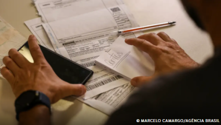 SalÃ¡rio mÃ­nimo de R$ 1.621 comeÃ§a a ser pago nesta segunda