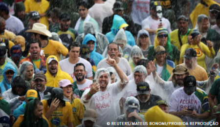 Raio atinge manifestantes na PraÃ§a do Cruzeiro, em BrasÃ­lia