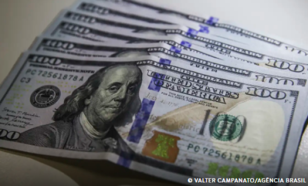 Dólar cai para R$ 5,20 e atinge menor valor em 20 meses