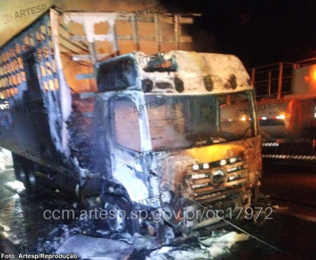 CaminhÃ£o pega fogo e Ã© destruÃ­do na SP-294, em GÃ¡lia