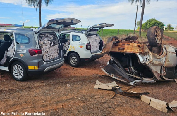 Carro com mais de 24 mil maços de cigarros contrabandeados capota na SP-613