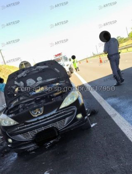 Carro pega fogo em trecho da Rodovia Raposo Tavares, em Presidente Venceslau