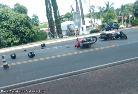 ColisÃ£o entre motocicletas deixa trÃªs feridos em ParapuÃ£