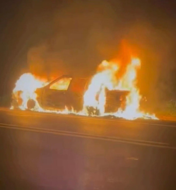 Carro pega fogo na Rodovia Comandante João Ribeiro de Barros