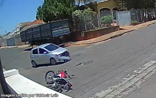 Motociclista fica ferida em colisão no Jardim Cerejeiras, em Bastos