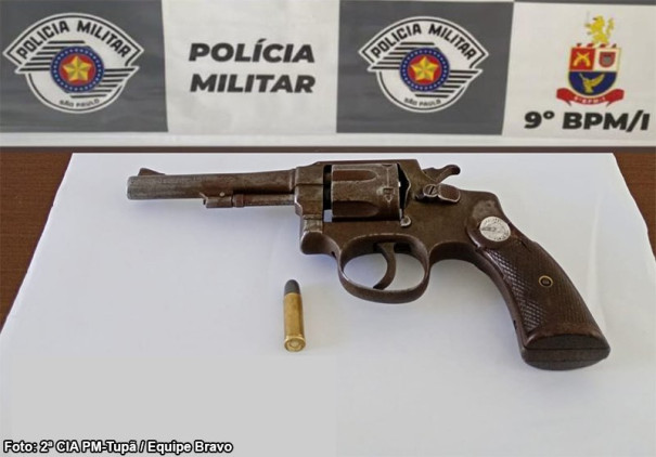 Revólver é apreendido em residência após denúncia de disparos em Tupã