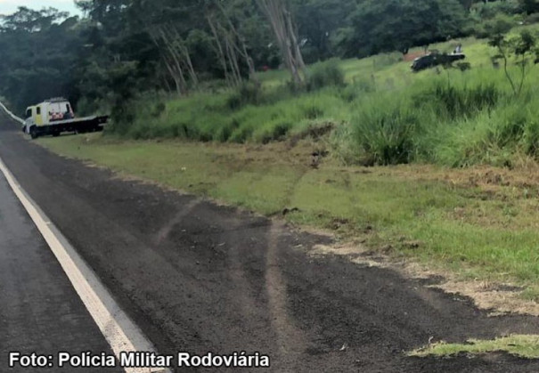 Capotamento na Rodovia Júlio Budiski deixa motorista morto em Álvares Machado